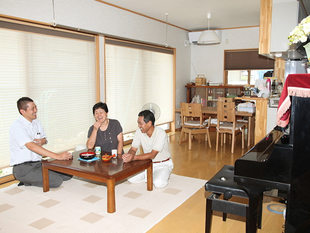 大きな窓を配したリビングにて